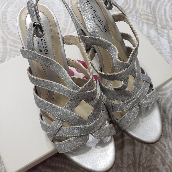 Naturalizer strappy shoe - Picture 1 of 4
